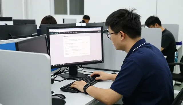 AI内容优化方案:AI平台关键词布局在学校与医院的应用要点